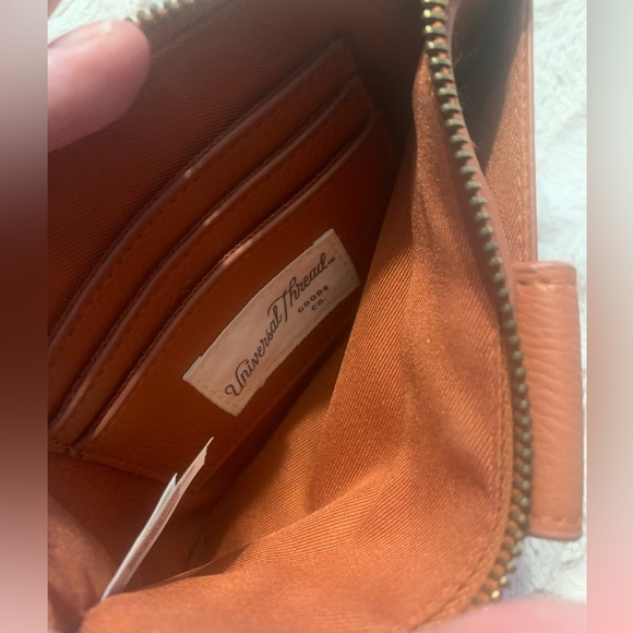 Universal Thread Wristlet Red/Rust Like New - Picture 7 of 9
